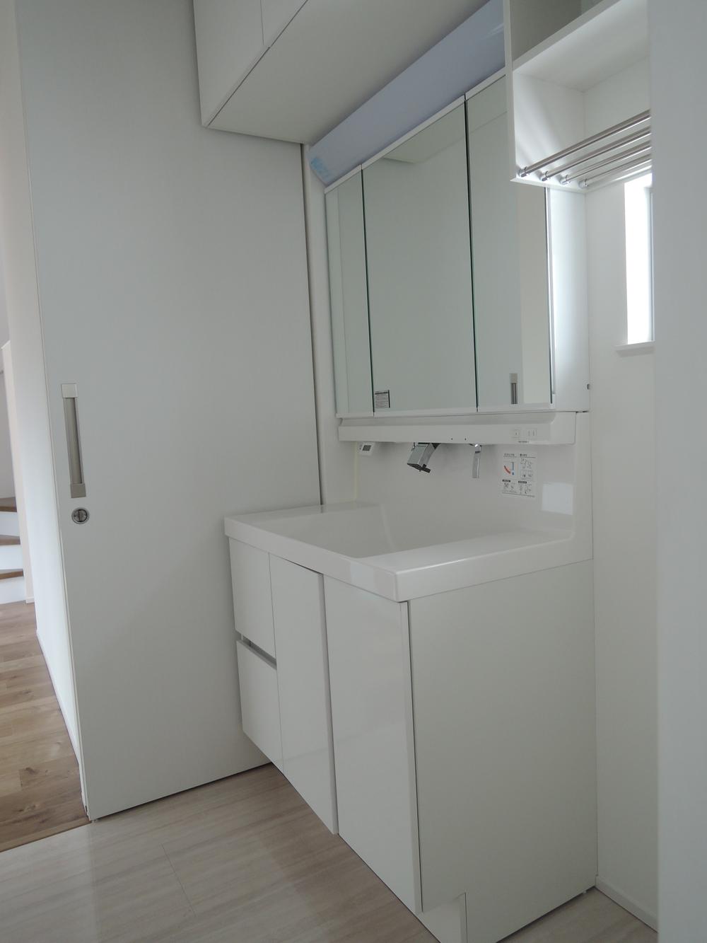 Wash basin, toilet. Indoor (10 May 2013) Shooting