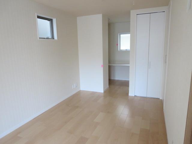 Non-living room. It is the first floor 9 quires of Western-style, In the back there is a study. 