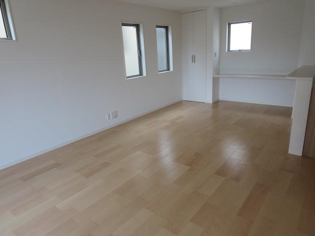 Living. The living is equipped and shelf. 