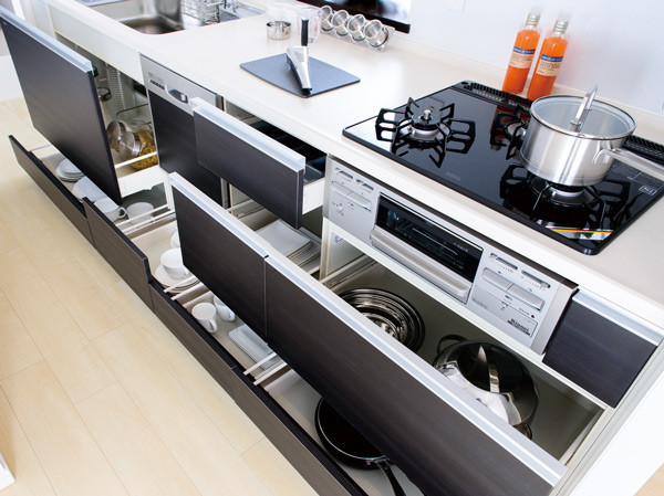 Kitchen.  [kitchen] Simple pull-out of the kitchen cabinet and out easier to see the contents in a large capacity. Habaki portion is also a pull-out storage, Significantly up the amount of storage. Also, Adopt a soft-close feature that slowly door is closed. Soften the impact when the close, It reduces the unpleasant sound. .  ※ Less than, All amenities are the same specification