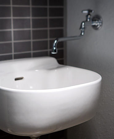 balcony ・ terrace ・ Private garden.  [Slop sink] It has established a convenient slop sink in, such as gardening on the balcony.