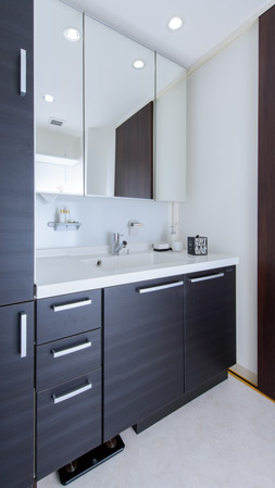 Bathing-wash room.  [Bathroom vanity]  Also ensured health meter housing provided with a rich housed in vanity bottom. Detergent and towels, It has established a toll-type of linen vault to wear replacement for storage at the time of the bathing. Magnetic small storeroom field that can be freely disposed of under three-sided mirror is also useful.