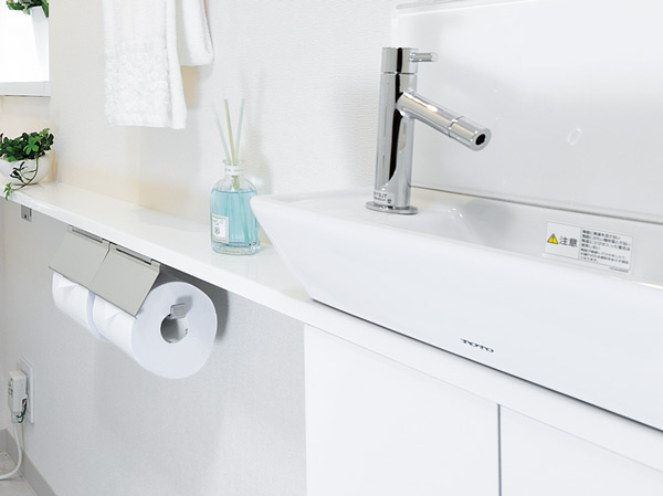 Toilet.  [Toilet hand washing counter] Adopted handwashing counter to the toilet side. You can use without changing the body orientation of the.