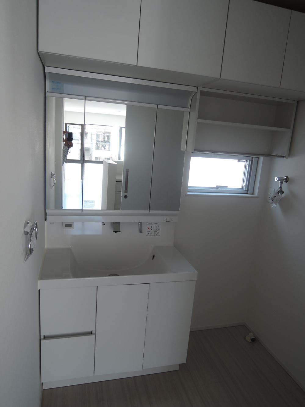 Wash basin, toilet. Indoor (10 May 2013) Shooting