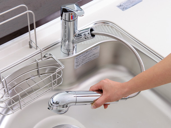 Kitchen.  [Water purifier with a shower faucet] Water purifier shower faucet to pull out the hose (section hot water type).