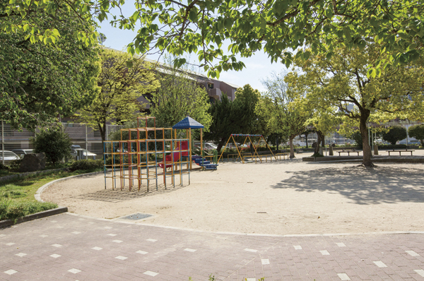 Ujina Port 3-minute walk to the (current Hiroshima Port) contributed to Senda SadaAkatsuki achievement a memorial park "Senda Temple park", which praises of the harbor of the (200m)