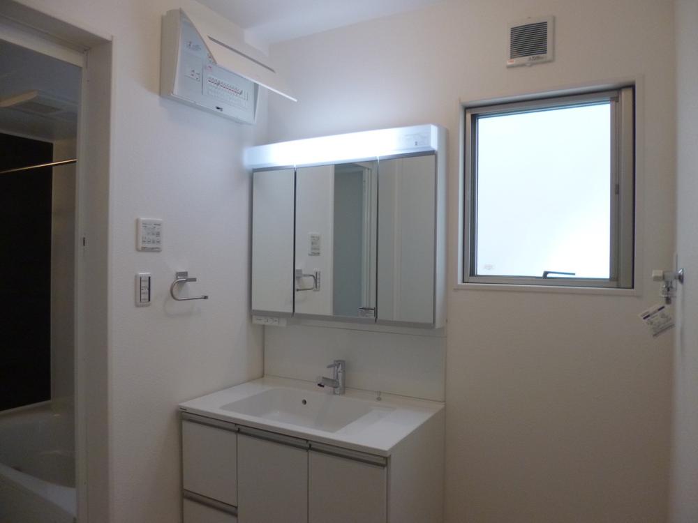 Wash basin, toilet. (August 2013) Shooting