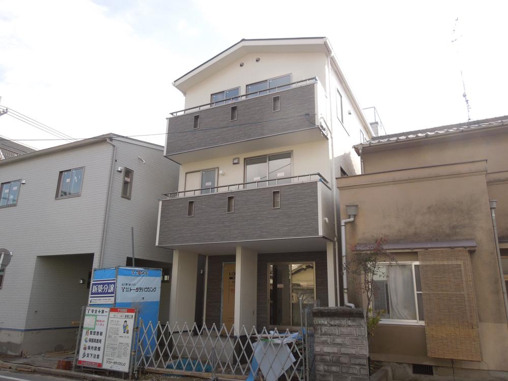 Local appearance photo. Local (12 May 2013) Shooting