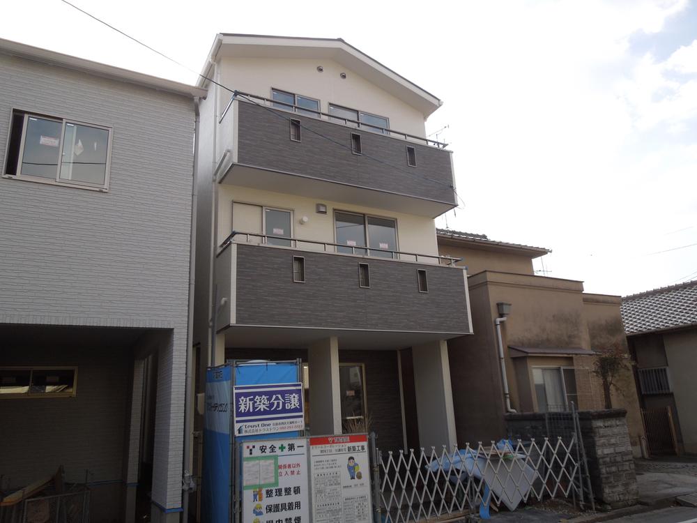 Local appearance photo. Local (12 May 2013) Shooting