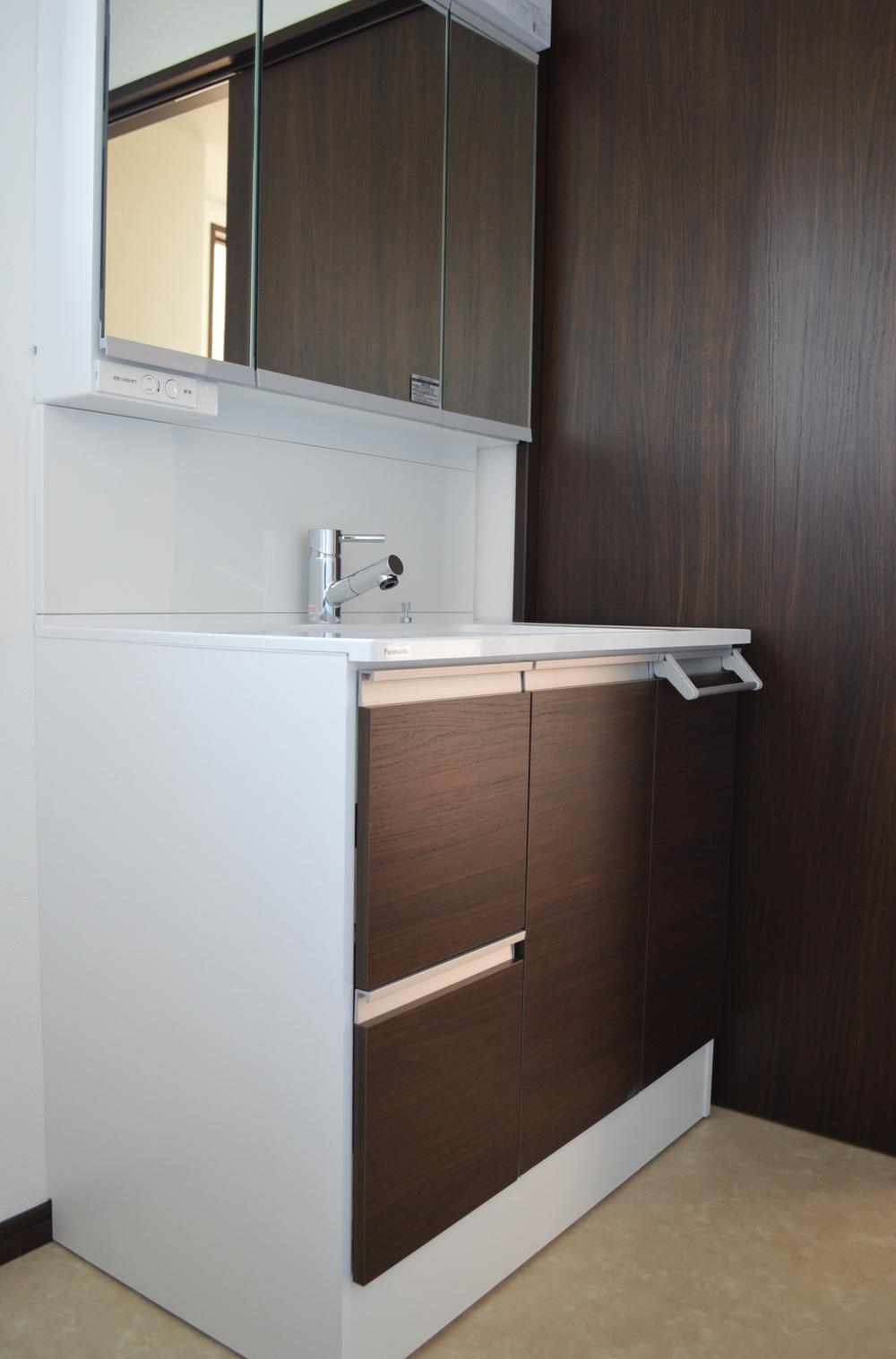 Wash basin, toilet. View from the site (December 2013) Shooting