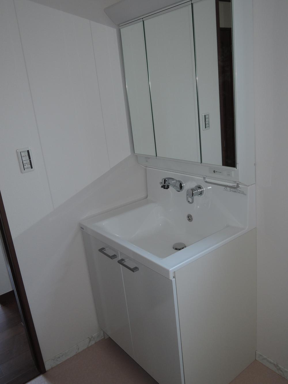 Wash basin, toilet. Indoor (11 May 2013) Shooting