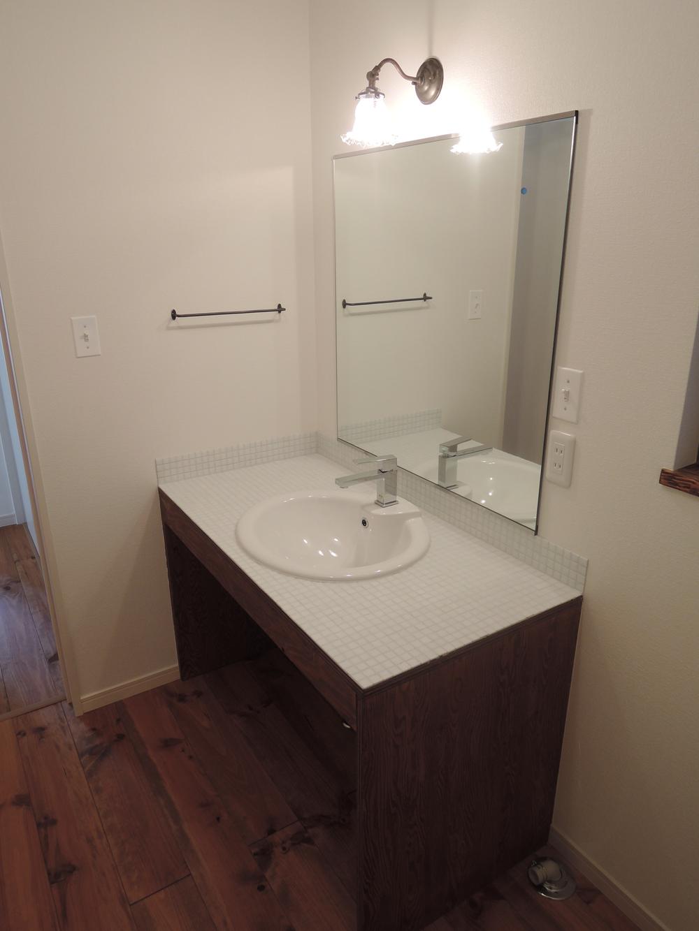 Wash basin, toilet. Indoor (12 May 2013) Shooting