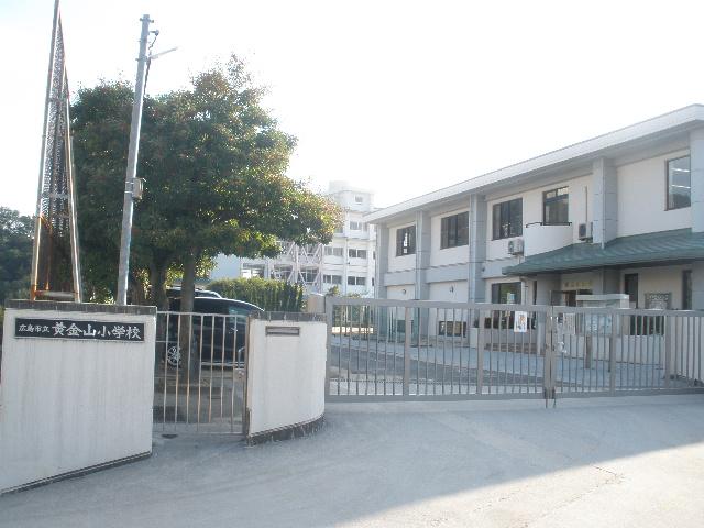 Primary school. Hiroshima City Museum of Koganeyama 1061m to go to elementary school is a little tight in the uphill, The way back, we go back to the home early because it is down the road. 