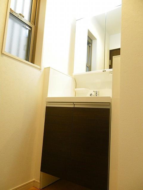 Wash basin, toilet. Indoor (12 May 2013) Shooting