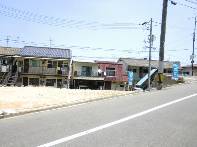 Local appearance photo. Because of the double-sided road, There is a sense of open