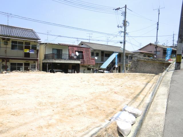 Local appearance photo. Flat entry from the road