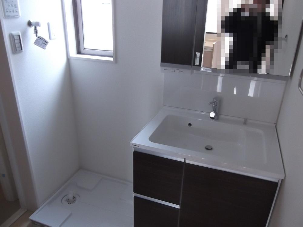 Wash basin, toilet. Indoor (11 May 2013) Shooting