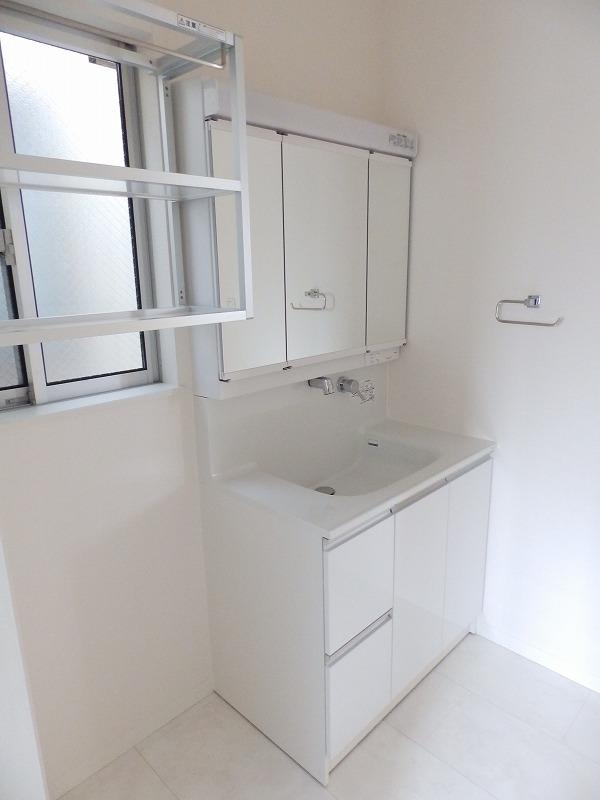 Wash basin, toilet. Bright washroom