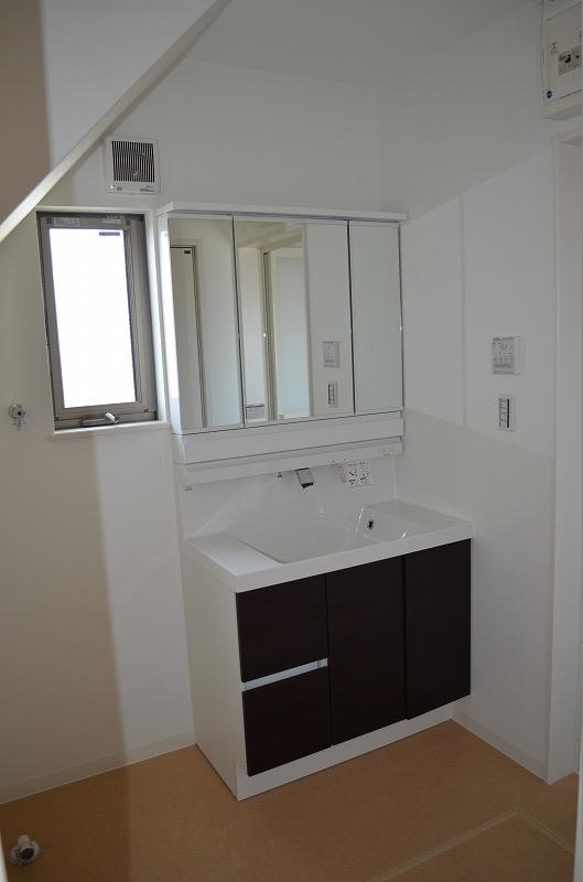 Wash basin, toilet. Local (10 May 2013) Shooting