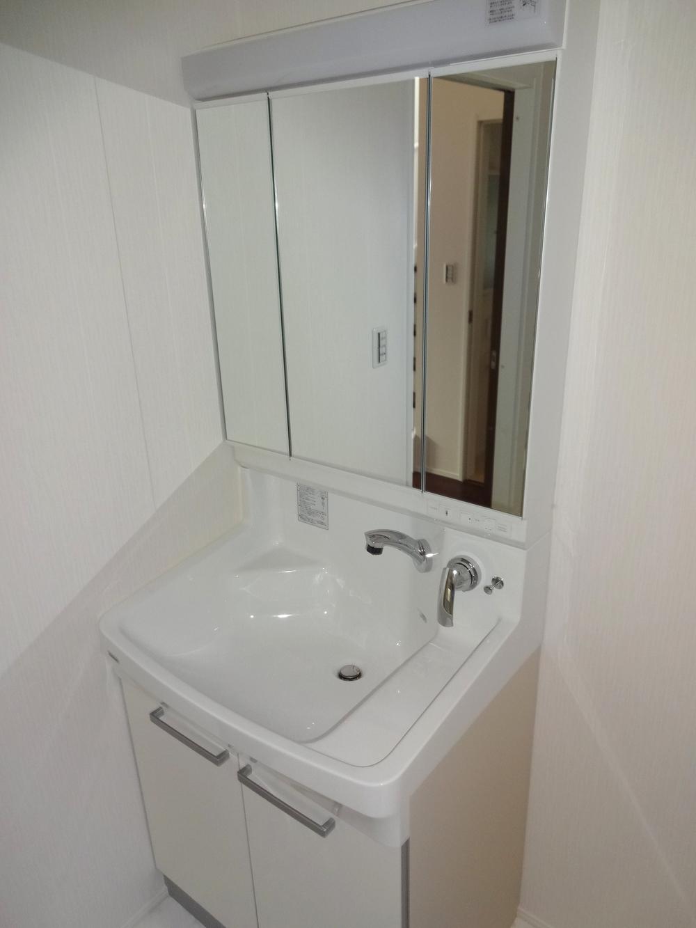 Wash basin, toilet. Indoor (10 May 2013) Shooting