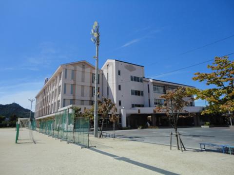 Primary school. 885m until Mukainadashin the town elementary school
