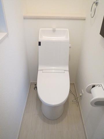 Toilet. Indoor (12 May 2013) Shooting