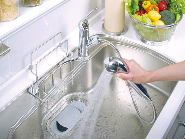 Kitchen.  [Water purifier function with hand shower faucet] And hot water setting is possible with one hand, Easy switching of the rectification and shower. Since the pull out the shower head in front, You can clean up every nook and corner of the sink.  ※ For more information, please contact the person in charge. (Same specifications)