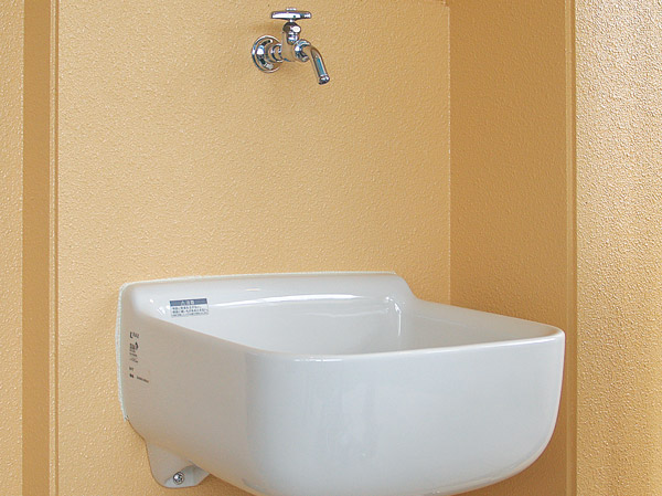 balcony ・ terrace ・ Private garden.  [Come in handy, such as in gardening, Slop sink] Installing a slop sink is on the balcony. In addition to gardening work, Such as when you wash the outdoor goods and sneakers, It takes an active part in the colorful scenes of life. (Same specifications)
