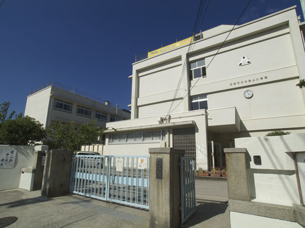 Surrounding environment. Municipal Hijiyama elementary school (14 mins ・ About 1060m)