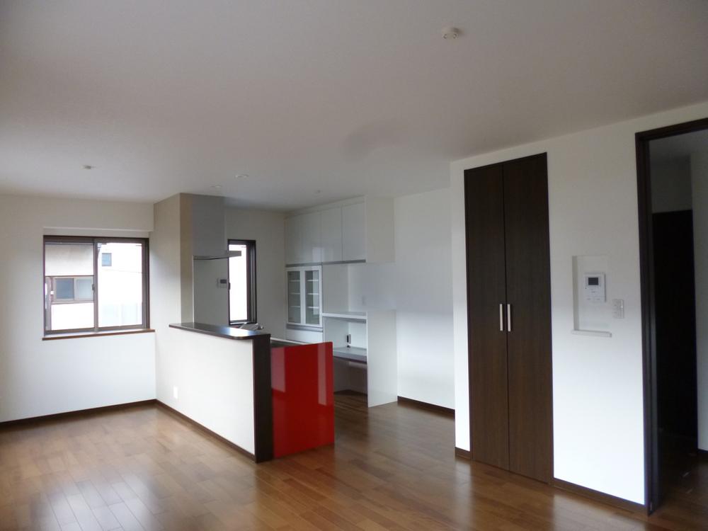 Living. (October 2013) Shooting