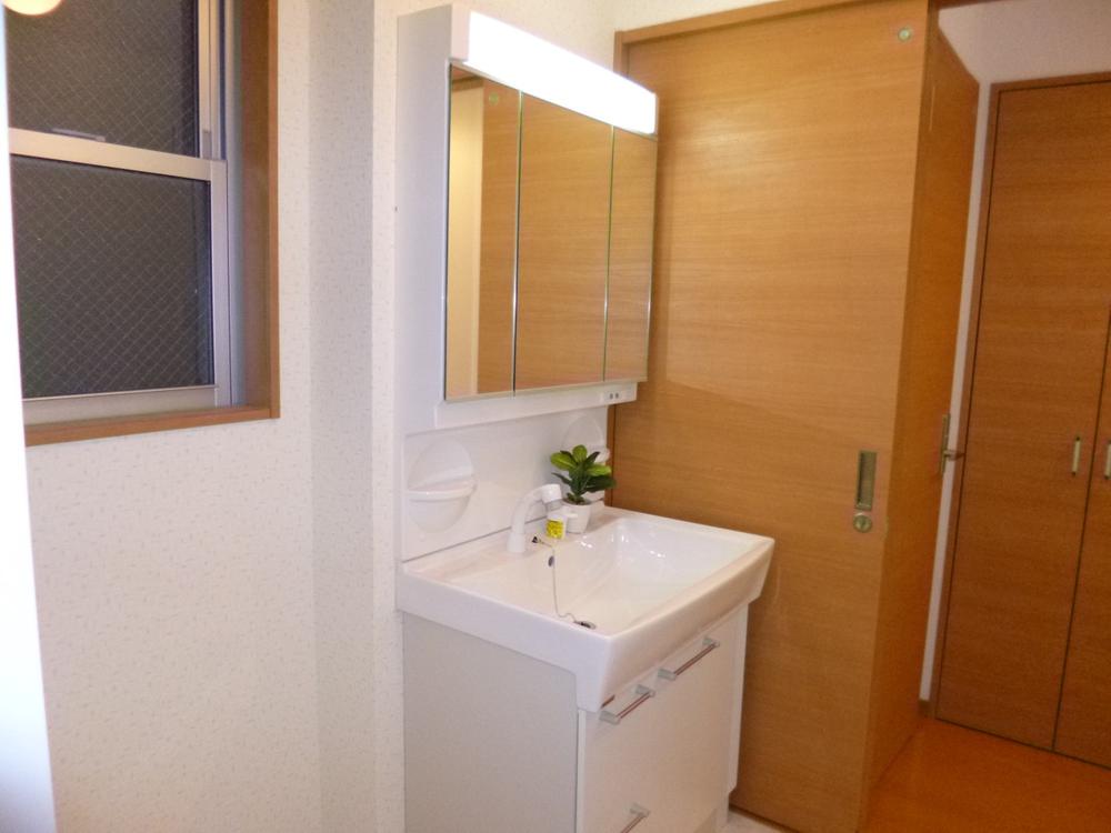 Wash basin, toilet. (November 2013) Shooting