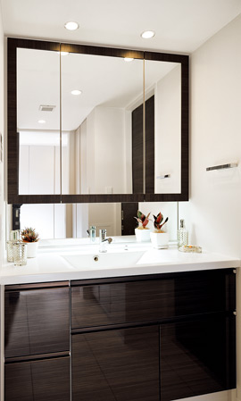 Bathing-wash room.  [Dressing room with functionality in simple] To clean space illuminated by bright lights, It was equipped with superior functionality to firmly support the hectic time before going out. Beautifully shining wash ball of artificial marble is of care easy to integrated. The such as a mirror cabinet and floor cabinet can grooming goods is plenty of storage in the family.