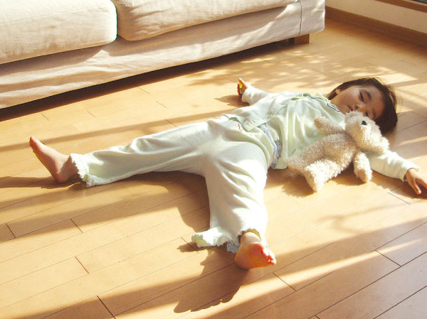 Features of the building.  [The "gas hot water floor heating", living ・ Installed in the dining] Hot water made with heat source machine is circulating under the floor of the panel, The whole room warm evenly. It is heating to create a gentle warmth in the radiant heat. (Same specifications)