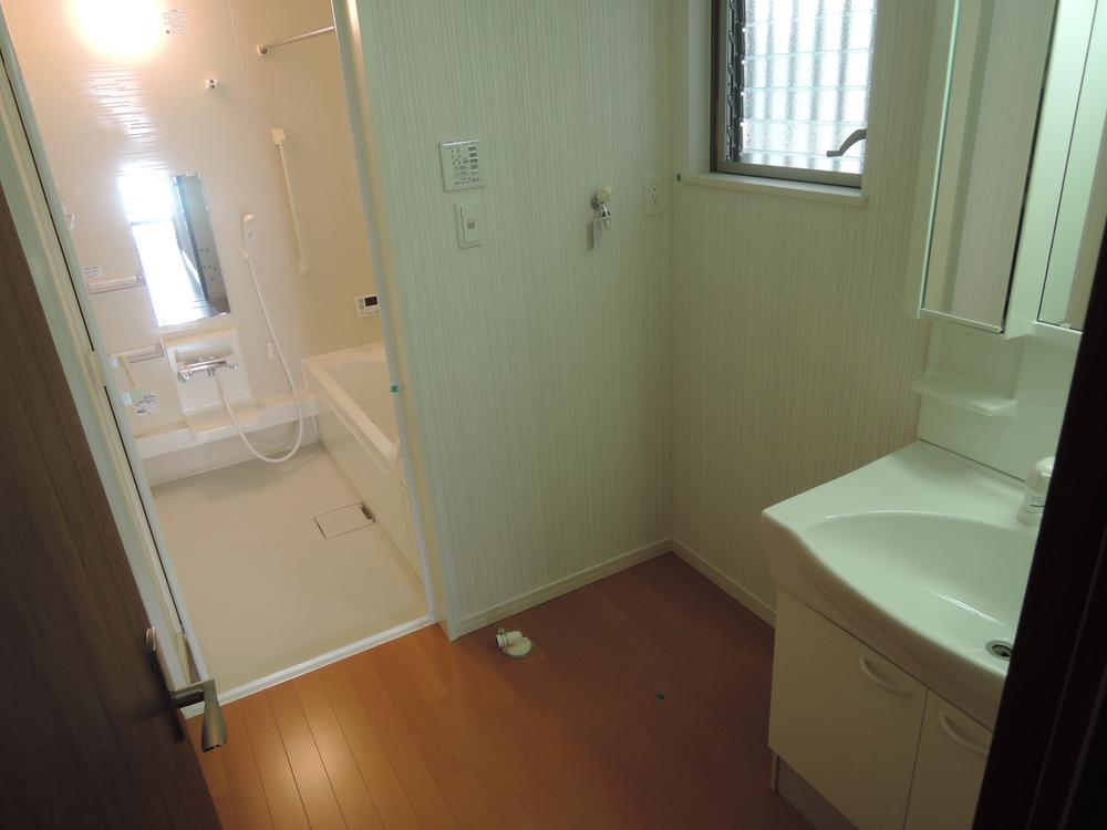 Wash basin, toilet. Local (10 May 2013) Shooting