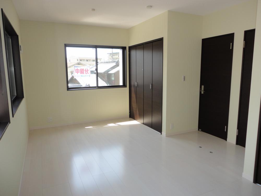 Non-living room. The second floor of the Western-style also per yang in the future of the partition can accommodate ・ Both ventilation ◎! 