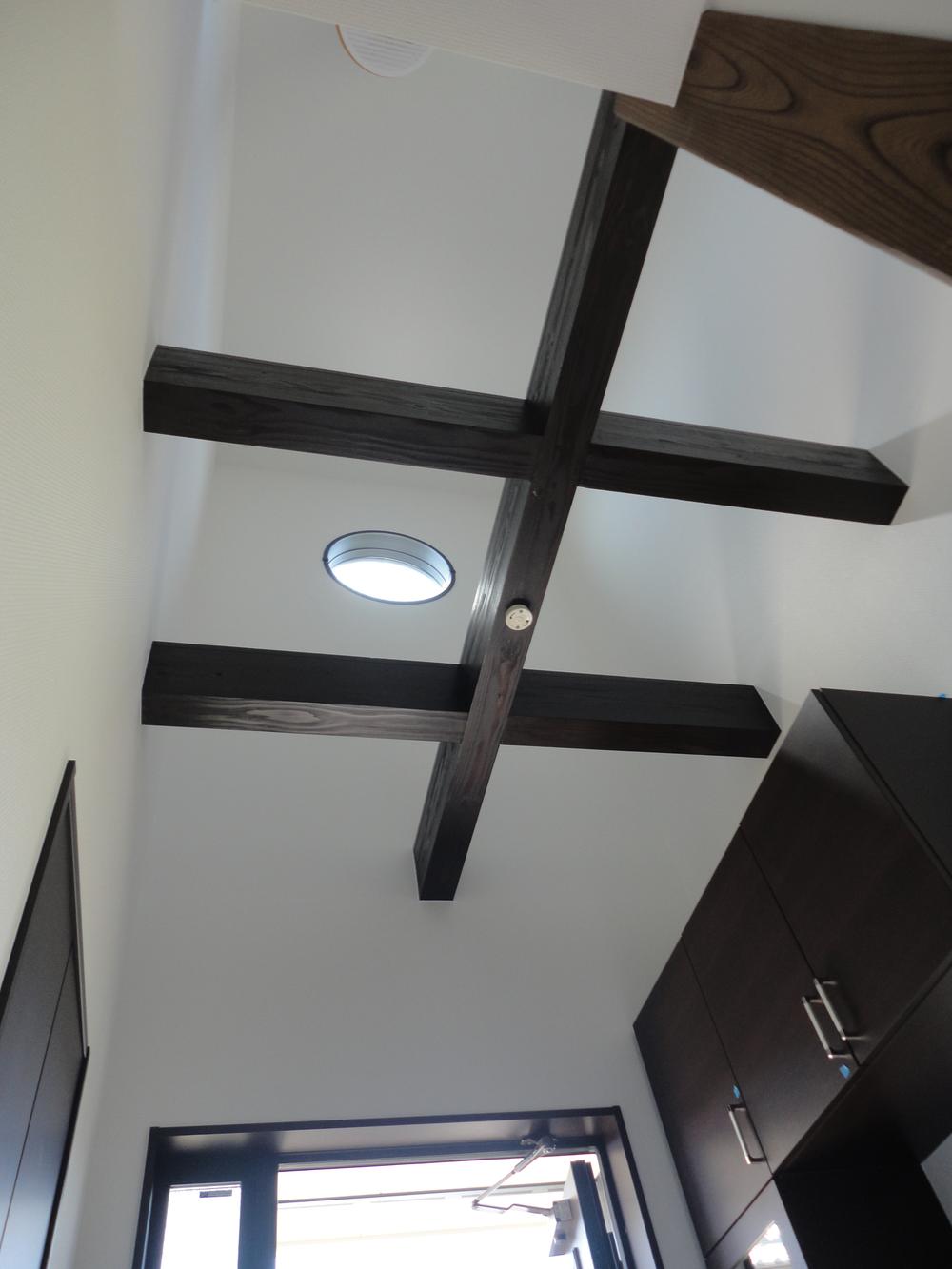 Other introspection. Breadwinner in the foyer opposite, Top atrium, And decorative beams in a round window, Carousel exudes the dignity of the sum! 