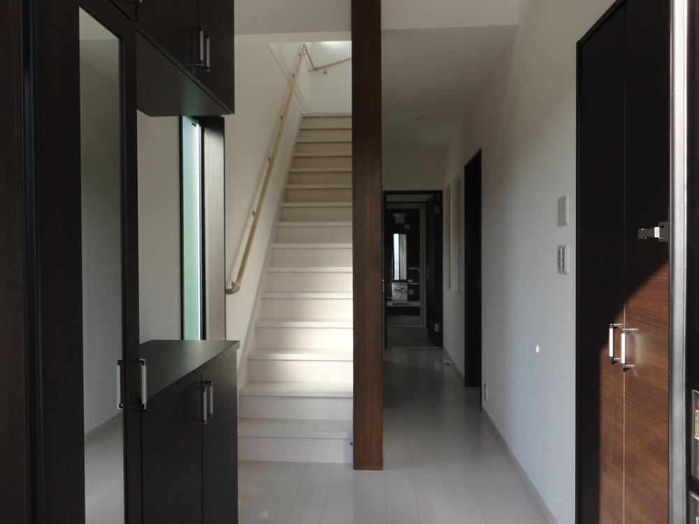 Entrance. Elegant footwear holder of U-shaped. There are also shoes cloak on the opposite side, Entrance storage is a thing of your hand! 