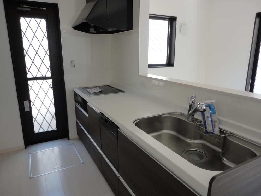 Kitchen. System kitchen is wide ~ Dishwasher equipped with the top plate have! Cupboard hanging on the back, Both sides is very useful in the pantry storage and back door! 