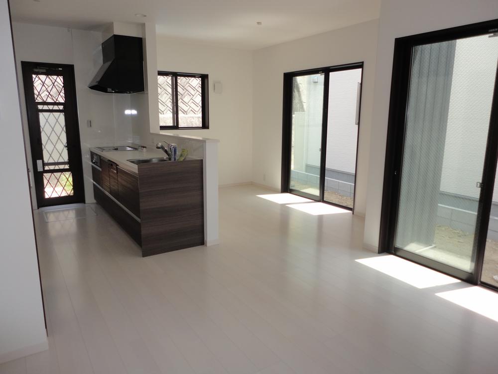 Living. Black system of sash and joinery shine in flooring of whitish! It will produce the brightness and luxury! 