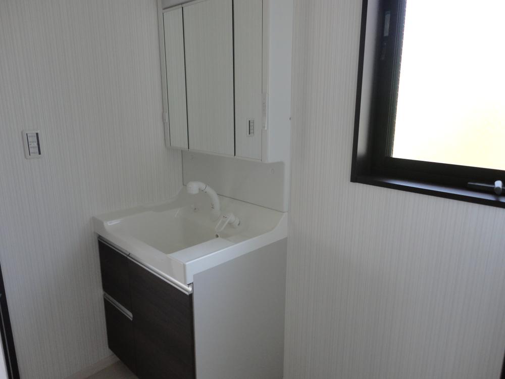 Wash basin, toilet. Also housed in the back of the three-sided mirror, It is very convenient wash basin storage and also at the bottom! 