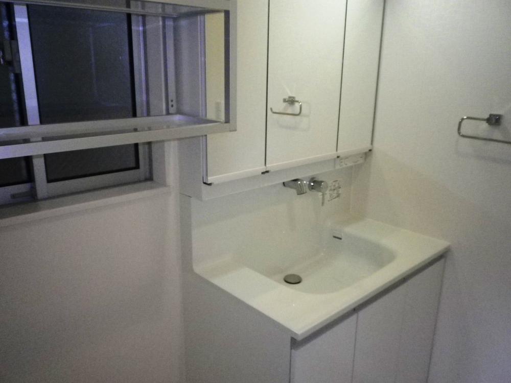 Wash basin, toilet. Room (August 2013) Shooting