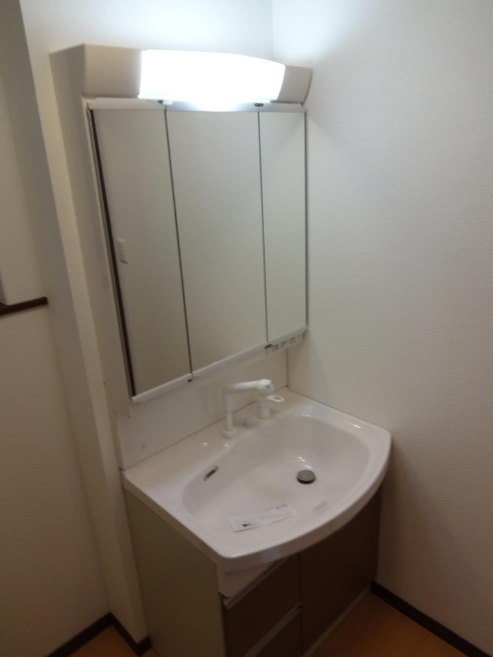 Wash basin, toilet. Indoor (12 May 2013) Shooting