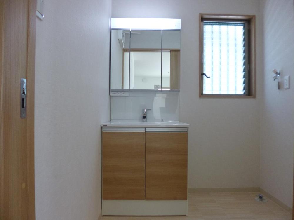 Wash basin, toilet. (June 2013) Shooting