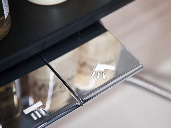 Bathing-wash room.  [Visor counter Light Touch faucet] To widely visor counters that you can ensure the washing place, Set a well-designed thermo-faucet. Ease of use in the lever operation is intuitive.