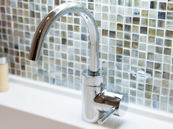 Bathing-wash room.  [Swan-neck single-lever faucet] Graceful form of the image of a swan. Elegant dignity is born in the basin space. Water nor hot water temperature can be adjusted at the touch of a button.