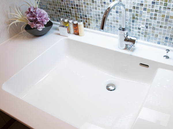 Bathing-wash room.  [Clear proof counter] Hassui ・ It was formulated the first oil component, Adopt an organic glass-based new material. Cosmetics dirt firmly repelled, Keep the beauty of a wipe of the everyday.