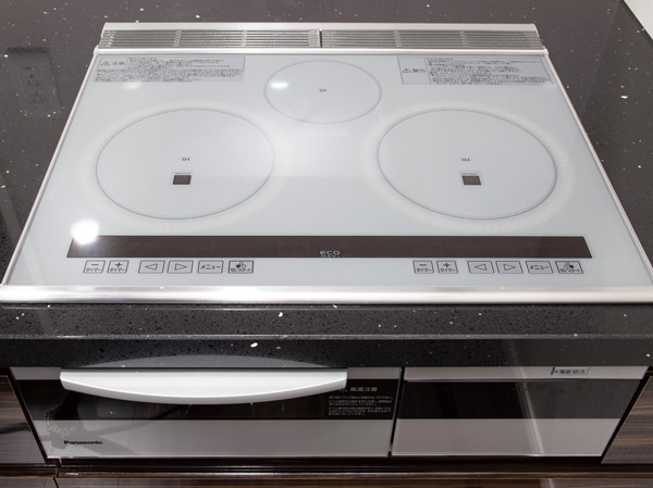 Kitchen.  [ECONAVI with IH cooking heater] 3-neck all IH So, Cooking is Hakadori. By light thermal sensor and horses capitalists control, Also finish delicious any menu. Cleaning is also easy to grill. Also to achieve energy saving in the ECO NAVI operation.