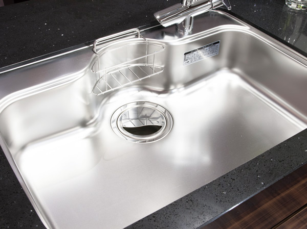 Kitchen.  [Quiet sink] Sheet pasted on the back of the sink, Reduces the such as sound or shower of water splashing sound hits the dish. Adopt a simple stainless steel type is clean.