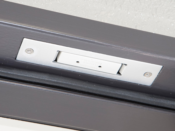 Security.  [Entrance door magnet sensor] Installing a magnet sensor to the entrance door of all dwelling units. Report to the security company with an alarm and security set in the illegal dwelling unit intrusion at the time occurs. (Same specifications)