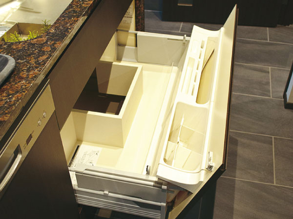 Kitchen.  [Raku package and storage] Using the principle of leverage, Kitchen door which adopted the door open with a light force. It overlooks the opening widely the stored items at a glance. (Same specifications)